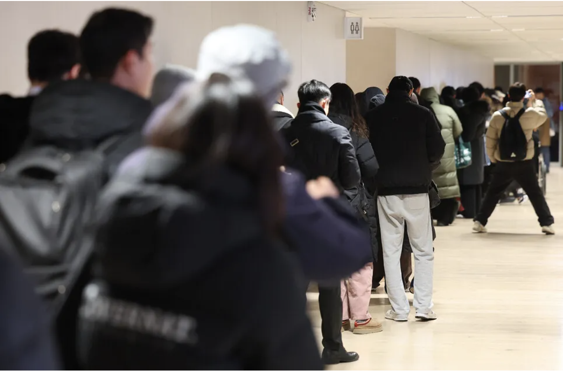 두쫀쿠 구매를 위해 길게 늘어선 줄